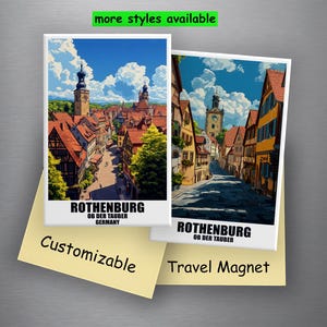 Op de afbeelding: Twee reismagneten met de stad Rothenburg ob der Tauber, Duitsland. De magneten tonen kleurrijke illustraties van de architectuur van de stad onder een blauwe hemel. Tekst op de magneten luidt "ROTHENBURG OB DER TAUBER GERMANY".