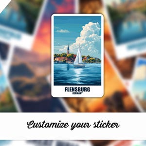 Puede incluir: Una pegatina rectangular con una ilustración de Flensburgo, Alemania, con un velero en el agua. La pegatina tiene un borde blanco y el texto "FLENSBURG GERMANY" en la parte inferior. Las palabras "3 sizes" están en la esquina superior izquierda.