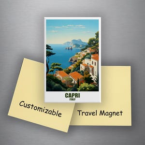 Könnte beinhalten: Ein rechteckiger Reisemagnet mit einer malerischen Ansicht von Capri, Italien, mit dem Text "CAPRI ITALY". Das Bild zeigt eine Küstenlandschaft mit Gebäuden, Bäumen und dem Meer. Der Magnet befindet sich auf einer Metalloberfläche mit zwei gelben Haftnotizen mit "Customizable" und "Travel Magnet".