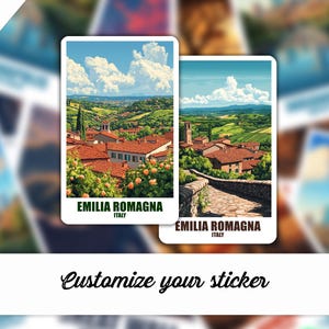 Könnte beinhalten: Zwei Aufkleber mit Landschaftskunst aus der Emilia Romagna, Italien, mit roten Ziegeldächern, grünen Hügeln und blauem Himmel. Der Text "EMILIA ROMAGNA ITALY" befindet sich am unteren Rand jedes Aufklebers. Der Text "3 sizes" befindet sich oben links.