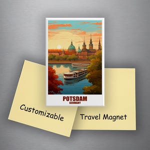 Könnte beinhalten: Ein rechteckiger Reisemagnet mit einer malerischen Illustration von Potsdam, Deutschland, mit Fluss, Gebäuden und Sonnenuntergang. Der Magnet trägt den Text "Potsdam Germany". Zwei gelbe Haftnotizen sagen "Customizable" und "Travel Magnet".