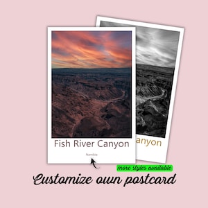 Könnte beinhalten: Zwei Postkarten mit dem Fish River Canyon in Namibia. Eine zeigt einen lebendigen Sonnenuntergang über dem Canyon, die andere ist schwarz-weiß. Auf den Postkarten steht "Fish River Canyon" und "Customize own postcard."