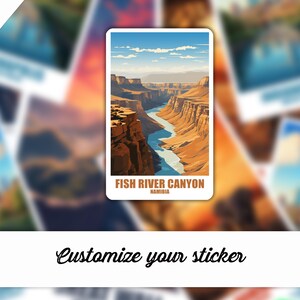 Könnte beinhalten: Ein Reiseposter im Vintage-Stil mit einer malerischen Aussicht auf den Fish River Canyon in Namibia. Das Poster zeigt einen blauen und weißen Himmel mit einer braunen Schlucht und einem gewundenen Fluss.