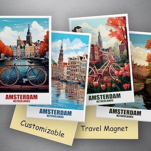 Könnte beinhalten: Eine Sammlung von Amsterdam-Reisemagneten mit farbenfrohen Illustrationen von Kanälen, Gebäuden und Fahrrädern. Jeder Magnet trägt den Text "Amsterdam Niederlande". Ein gelber Haftzettel trägt die Aufschrift "Anpassbar" und ein anderer "Reisemagnet".