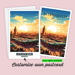 Może przedstawiać: Dwie pocztówki z żywą ilustracją Marrakeszu w Maroku o zachodzie słońca. Obraz przedstawia tętniący życiem targ z minaretami i palmami pod kolorowym niebem. Tekst na pocztówkach brzmi "MARRAKECH Morocco" i "Customize own postcard."