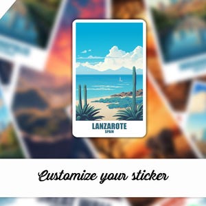 以下が含まれることがあります： サボテン、山、帆船のあるビーチのシーンを描いたカラフルなイラストのステッカー。ステッカーには「Lanzarote, Spain」と書いてあります。