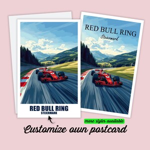 Könnte beinhalten: Zwei Postkarten mit einem roten Rennwagen auf einer Rennstrecke mit dem Text "RED BULL RING Steiermark". Der Hintergrund zeigt grüne Hügel und einen blauen Himmel. Eine Postkarte hat den Text "Customize own postcard".
