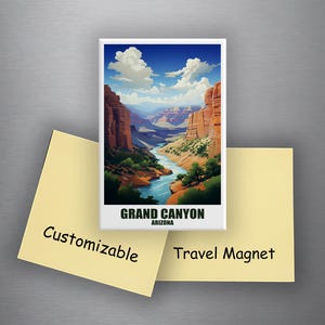 Può includere: Un magnete da viaggio rettangolare con una vivace illustrazione del Grand Canyon in Arizona. L'immagine mostra le formazioni rocciose rosse del canyon, un fiume blu e un cielo blu brillante con soffici nuvole bianche. Il testo sul magnete recita "GRAND CANYON ARIZONA".