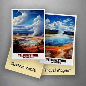 Può includere: Due calamite da viaggio rettangolari con paesaggi del Parco Nazionale di Yellowstone. Una mostra un colorato bacino di geyser, l'altra una valle fluviale. Il testo sui magneti recita "Yellowstone National Park" e "Yellowstone United States". Un post-it giallo dice "Customizable" e "Travel Magnet".