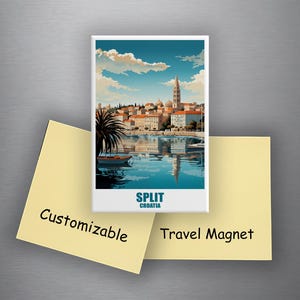 Könnte beinhalten: Ein rechteckiger Reisemagnet mit einer malerischen Ansicht von Split, Kroatien, mit blauem Himmel und Wasser. Der Magnet trägt den Text "SPLIT CROATIA". Zwei gelbe Haftnotizen tragen die Aufschrift "Customizable" und "Travel Magnet".