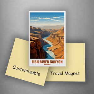 Könnte beinhalten: Ein rechteckiger Reisemagnet mit einer malerischen Ansicht des Fish River Canyon in Namibia. Das Bild zeigt einen blauen Fluss, der sich durch einen Canyon mit braunen und orangefarbenen Felsformationen unter blauem Himmel schlängelt. Der Text auf dem Magneten lautet "Fish River Canyon Namibia".