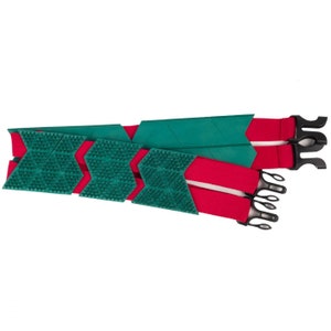 Puede incluir: Un cinturón de entrenamiento para perros rojo y verde con una superficie texturizada y múltiples hebillas ajustables.