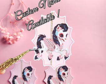 Könnte beinhalten: Rosa Aufkleber mit einem Karussellpferd mit Skelettdesign, schwarzen Haaren und floralen Akzenten. Der Text "Custom Name Available!" wird angezeigt. Der Name "Deborah" ist auf der Unterseite der Aufkleber aufgedruckt.