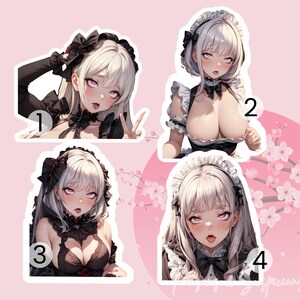 以下が含まれることがあります： 白い髪の女性をアニメスタイルで描いたイラストが4つのステッカーデザイン。各ステッカーには、1から4までの番号が角に付いている。ステッカーは、白い桜の花が咲いたピンクの背景に貼られている。
