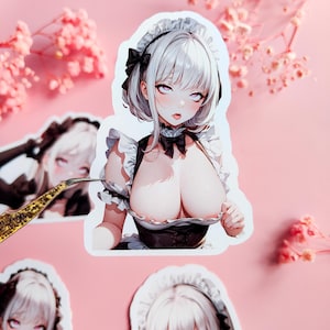 以下が含まれることがあります： 白い髪をした女性が、黒いリボンと白い襟のメイド服を着ているアニメ風のイラストのステッカー。目は閉じられていて、笑顔です。