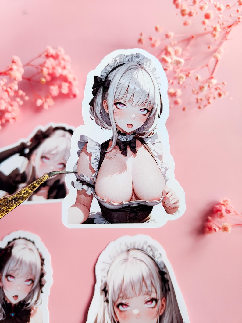 以下が含まれることがあります： 白い髪をした女性が、黒いリボンと白い襟のメイド服を着ているアニメ風のイラストのステッカー。目は閉じられていて、笑顔です。