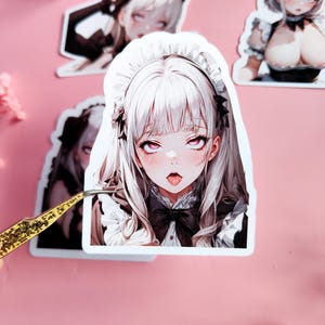 以下が含まれることがあります： 白い髪と黒い目をしたアニメキャラクターが描かれたステッカー4枚セット。ステッカーは白い光沢のある紙に印刷されており、白い縁取りがあります。