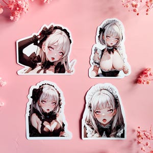 以下が含まれることがあります： 白い髪の女性をアニメスタイルで描いたイラストが4枚のステッカー。各ステッカーは白い縁取りがあり、ポーズと衣装がそれぞれ異なります。