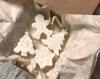Winter candle set made of soy wax | 4 handmade candles – snowflake, gingerbread man, and fir trees | Christmas gift & winter decoration