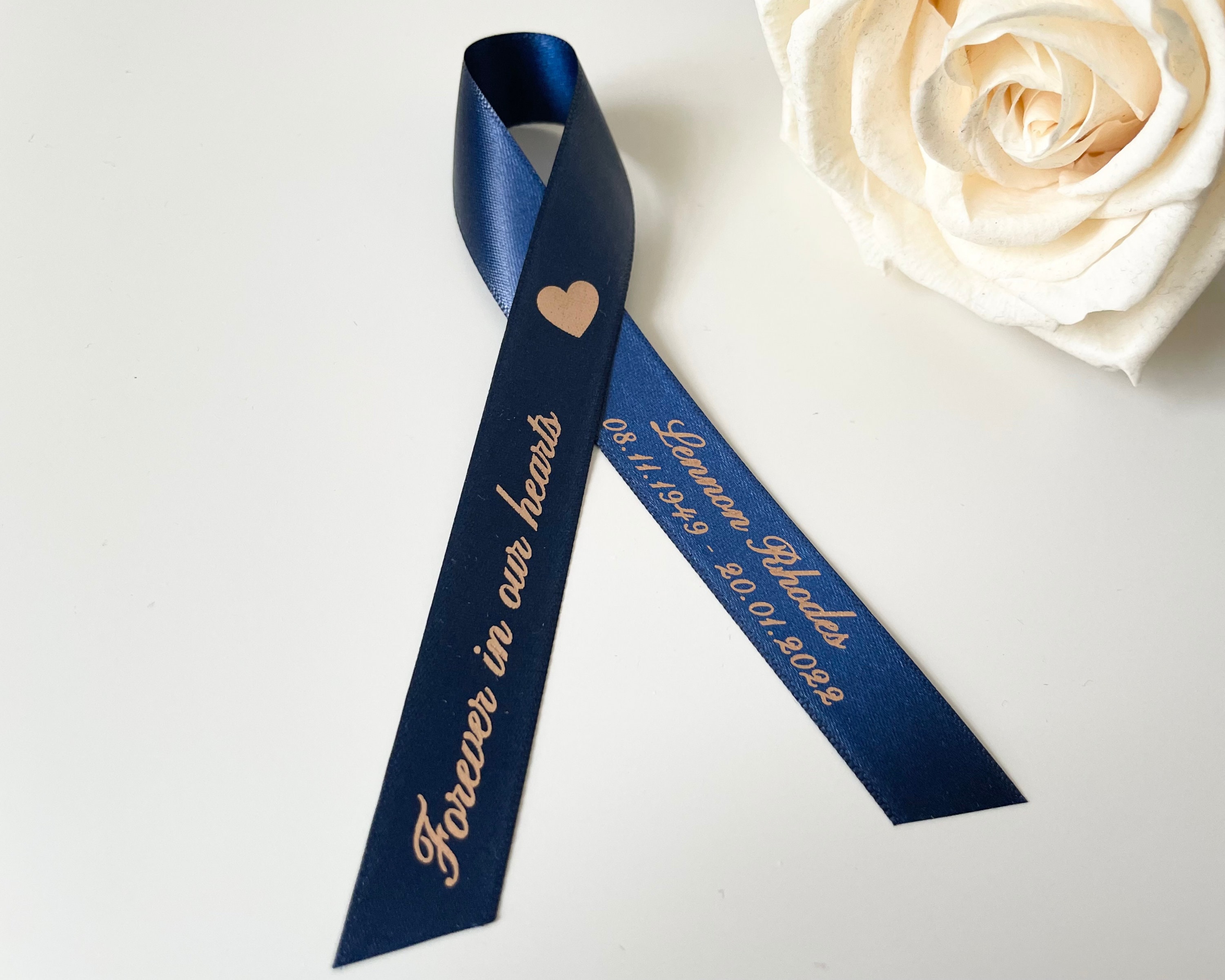 50 Pines De Metal Con Cinta 'Forever In Our Hearts' - Para Funerales, Eventos Conmemorativos O Recuerdo De Seres Queridos
