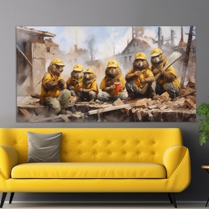 Peut inclure: Cinq marmottes de dessin animé portant des gilets de chantier jaunes et des casques de chantier sont assises sur un tas de gravats. Les marmottes tiennent des outils et une tasse de café. L'arrière-plan est une ville avec des bâtiments en construction.