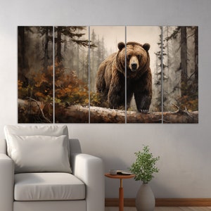 Pode incluir: Um urso castanho est&aacute; em p&eacute; sobre um tronco ca&iacute;do em uma floresta nebulosa. O urso est&aacute; olhando diretamente para o espectador com uma express&atilde;o s&eacute;ria. A floresta est&aacute; cheia de &aacute;rvores altas e vegeta&ccedil;&atilde;o exuberante.