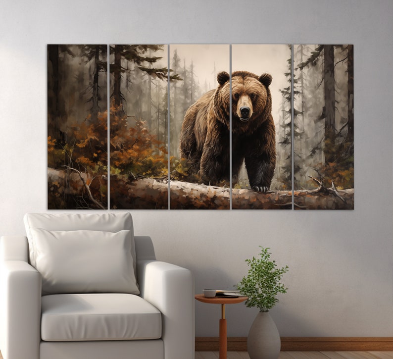 Pode incluir: Um urso castanho est&aacute; em p&eacute; sobre um tronco ca&iacute;do em uma floresta nebulosa. O urso est&aacute; olhando diretamente para o espectador com uma express&atilde;o s&eacute;ria. A floresta est&aacute; cheia de &aacute;rvores altas e vegeta&ccedil;&atilde;o exuberante.
