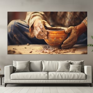 Può includere: Le mani di una persona sono mostrate mentre modellano un vaso di terracotta. Il vaso è marrone con strisce arancioni e viene modellato su un tavolo ricoperto di argilla.