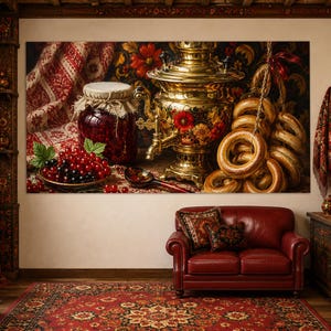 Könnte beinhalten: Ein Wandbild mit einem messingfarbenen Samowar mit Blumenmuster, einem Glas mit roter Marmelade, einer Schale mit roten und schwarzen Johannisbeeren und einer Schnur goldbrauner Bagels auf einem rot-weiß gemusterten Tuch.