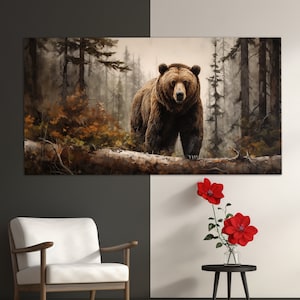 Pode incluir: Um urso castanho caminha por uma floresta nebulosa com &aacute;rvores altas. O urso est&aacute; olhando diretamente para o espectador. O ch&atilde;o da floresta est&aacute; coberto de folhas ca&iacute;das e galhos.