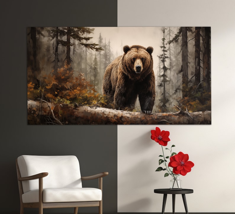 Pode incluir: Um urso castanho caminha por uma floresta nebulosa com &aacute;rvores altas. O urso est&aacute; olhando diretamente para o espectador. O ch&atilde;o da floresta est&aacute; coberto de folhas ca&iacute;das e galhos.