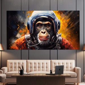 Peut inclure: Un chimpanzé portant un casque d'astronaute bleu et blanc et une combinaison spatiale rouge. L'arrière-plan est un motif abstrait jaune et noir.