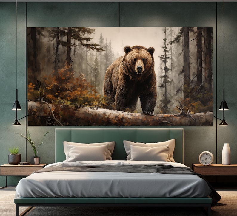 Pode incluir: Um urso castanho est&aacute; de p&eacute; em uma floresta nebulosa. O urso est&aacute; olhando diretamente para o espectador. A floresta est&aacute; cheia de &aacute;rvores altas e vegeta&ccedil;&atilde;o exuberante.