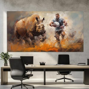 Könnte beinhalten: Ein Gemälde eines Mannes, der mit einem Rugbyball in den Händen rennt, während ein Nashorn im Hintergrund auf ihn zustürmt. Das Gemälde ist in einem malerischen Stil mit vielen Pinselstrichen und Texturen ausgeführt.
