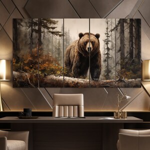 Pode incluir: Uma impress&atilde;o em tela de v&aacute;rios pain&eacute;is que apresenta um urso marrom em p&eacute; em um ambiente de floresta nebulosa. O urso olha diretamente para o espectador com uma express&atilde;o s&eacute;ria. A floresta &eacute; representada em tons de verde, marrom e cinza, com uma sensa&ccedil;&atilde;o de profundidade e atmosfera.