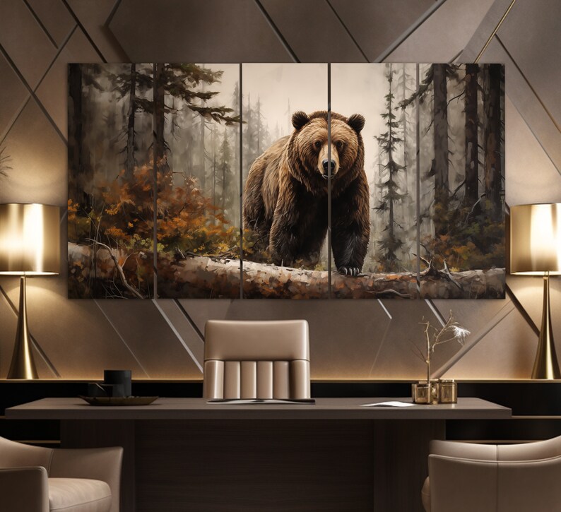 Pode incluir: Uma impress&atilde;o em tela de v&aacute;rios pain&eacute;is que apresenta um urso marrom em p&eacute; em um ambiente de floresta nebulosa. O urso olha diretamente para o espectador com uma express&atilde;o s&eacute;ria. A floresta &eacute; representada em tons de verde, marrom e cinza, com uma sensa&ccedil;&atilde;o de profundidade e atmosfera.