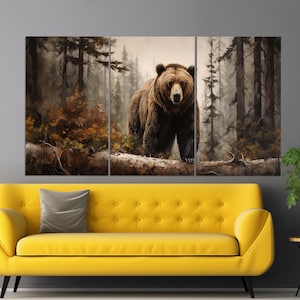 Pode incluir: Um urso castanho est&aacute; em uma floresta nebulosa, olhando diretamente para o espectador. O urso est&aacute; rodeado de &aacute;rvores altas e folhagem. A imagem &eacute; uma impress&atilde;o em tela de tr&ecirc;s pain&eacute;is.