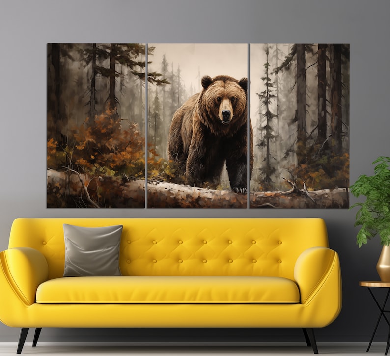 Pode incluir: Um urso castanho est&aacute; em uma floresta nebulosa, olhando diretamente para o espectador. O urso est&aacute; rodeado de &aacute;rvores altas e folhagem. A imagem &eacute; uma impress&atilde;o em tela de tr&ecirc;s pain&eacute;is.