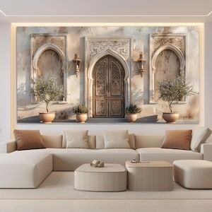 Puede incluir: Una gran impresión en lienzo de una puerta y ventanas arqueadas ornamentadas, con una paleta de colores neutros. La impresión está sobre un sofá seccional beige con otomanas y cojines a juego. Plantas en macetas se colocan frente a la impresión.