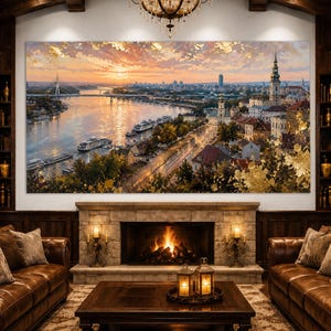 Puede incluir: Un gran cuadro rectangular que representa un paisaje urbano al atardecer sobre un río con barcos, un puente y edificios. La obra de arte presenta detalles en pan de oro aplicados sobre el cielo y el follaje del primer plano.