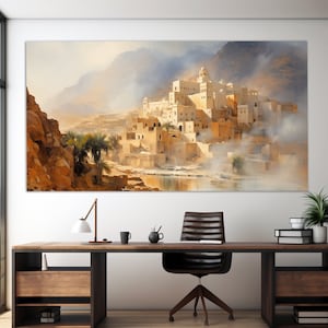 Peut inclure: Une peinture à l'aquarelle d'une ville du désert avec des bâtiments blancs et une rivière au premier plan. La ville est entourée de montagnes et l'atmosphère est brumeuse.