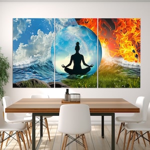 Pode incluir: Uma impressão em tela de três painéis que apresenta uma silhueta de uma pessoa meditando em posição de lótus dentro de um orbe azul. O orbe é cercado por ondas e chamas, que representam os elementos da água e do fogo.