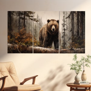 Pode incluir: Um urso castanho est&aacute; em p&eacute; em um tronco ca&iacute;do em uma floresta nebulosa. O urso est&aacute; olhando diretamente para o espectador. A floresta est&aacute; cheia de &aacute;rvores altas e vegeta&ccedil;&atilde;o exuberante.