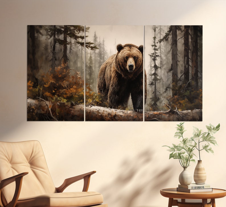Pode incluir: Um urso castanho est&aacute; em p&eacute; em um tronco ca&iacute;do em uma floresta nebulosa. O urso est&aacute; olhando diretamente para o espectador. A floresta est&aacute; cheia de &aacute;rvores altas e vegeta&ccedil;&atilde;o exuberante.