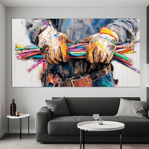 Peut inclure: Peinture abstraite d'une personne portant des gants de travail tenant un faisceau de fils électriques colorés. Les gants sont de couleur beige et usés, et les fils sont de différentes couleurs, dont le rouge, le bleu, le vert et le jaune. La personne porte une veste bleue.