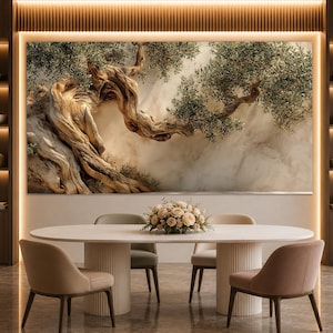 Può includere: Una grande stampa murale rettangolare raffigurante un tronco d'ulivo nodoso e strutturato con rami sparsi e foglie verdi su uno sfondo di marmo color crema liscio, esposta sopra un tavolo da pranzo ovale con quattro sedie.