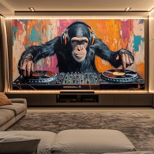 Op de afbeelding: Een chimpansee met een koptelefoon en een kleurrijk shirt mixt muziek op een DJ-mixer. De achtergrond is een kleurrijk abstract schilderij.