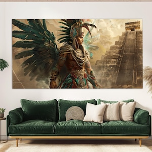 Op de afbeelding: Een grote canvas print toont een gedetailleerde illustratie van een Maya-krijger met een uitgebreide gevederde hoofdtooi en vleugels. De krijger staat voor een piramide, met een bewolkte lucht als achtergrond. Het kleurenpalet omvat tinten van teal, goud en bruin.