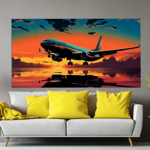 Puede incluir: Un avión azul y blanco con el texto "Hawaiian" en el lateral está aterrizando en una pista. El avión está volando sobre una masa de agua con una puesta de sol en el fondo.