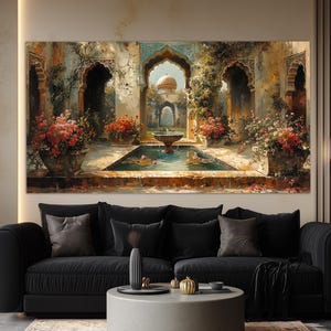 Può includere: Una grande stampa su tela raffigura una scena di cortile ornata con una piscina centrale e una fontana. Sono visibili porte ad arco e una struttura a cupola, con vibranti fiori rossi in fioriere di pietra. L'opera d'arte ha uno stile vintage e pittorico.
